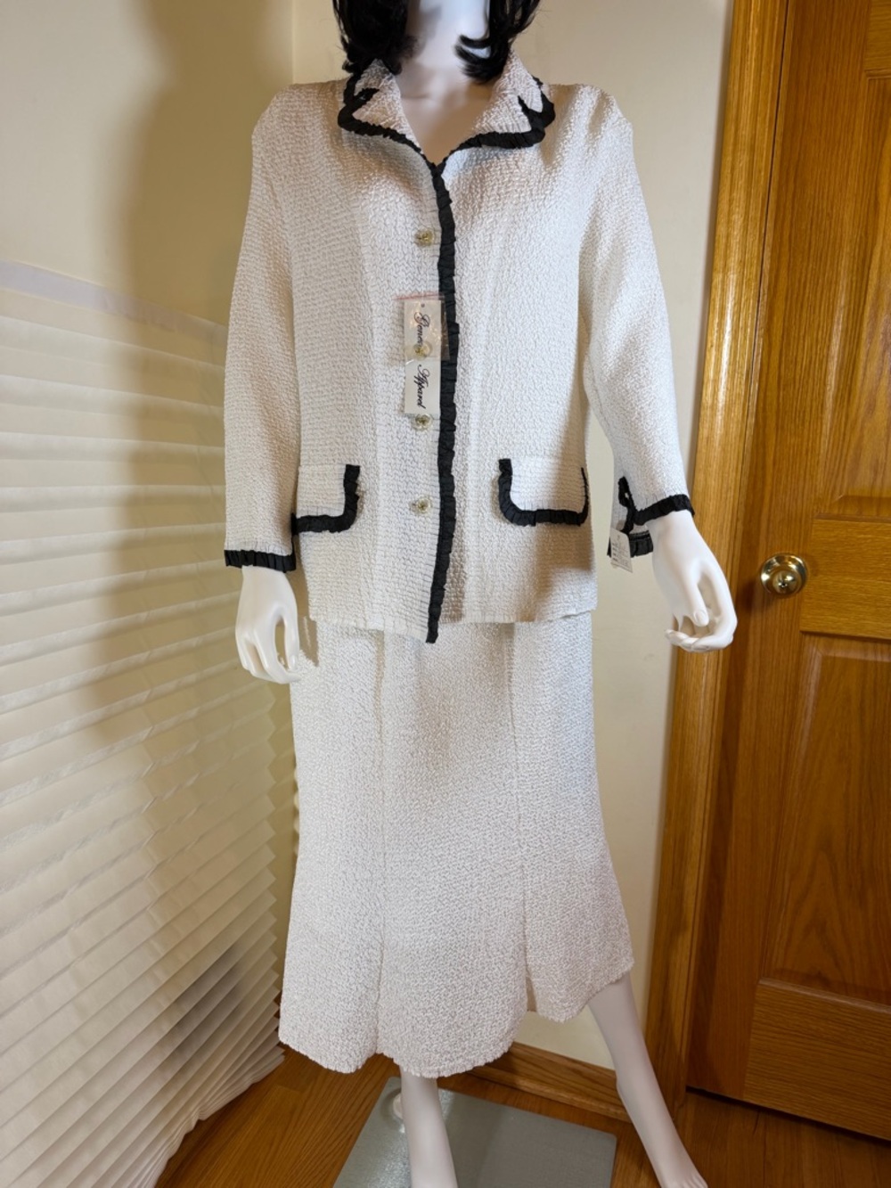 General Apparel Elegant White Bouclé Jacket & Skirt with Black Trim